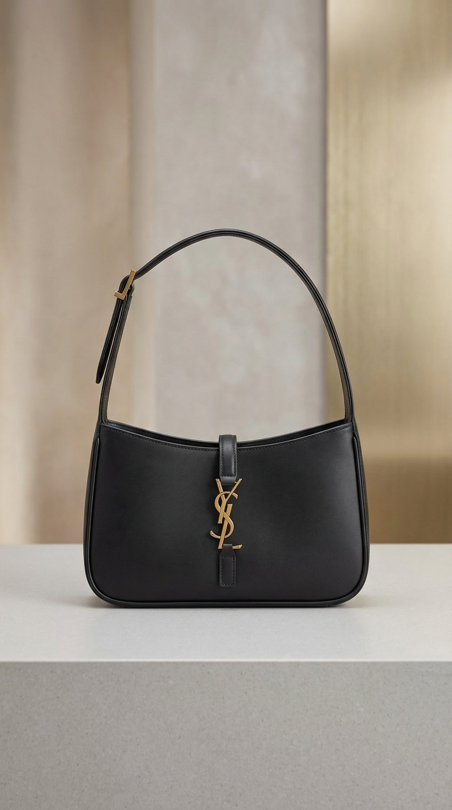 Le 5 à 7 Leather Shoulder Bag – Black